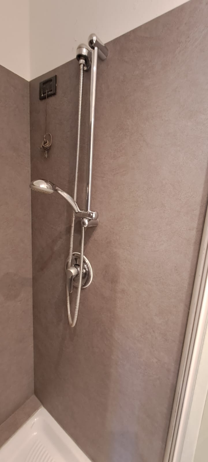 Ristrutturazione intero bagno: arredo pareti e interno doccia – Legnano